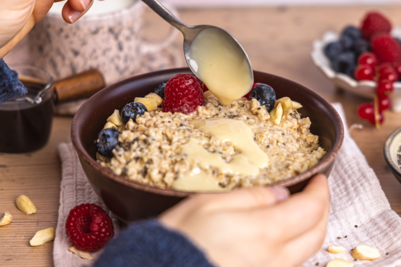 Protein Porrdige mit Nussmus toppen