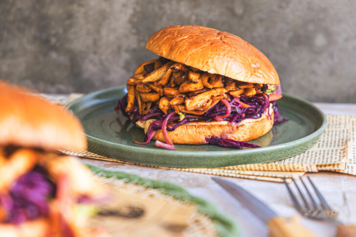 Pulled Mushroom Burger mit Kräuterseitlingen und Rotkohl