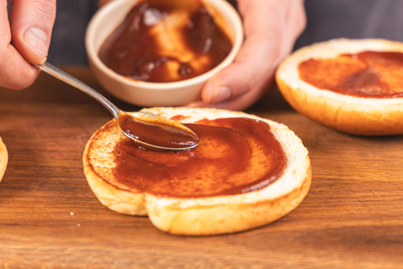 Burger Buns mit BBQ-Sauce bestreichen