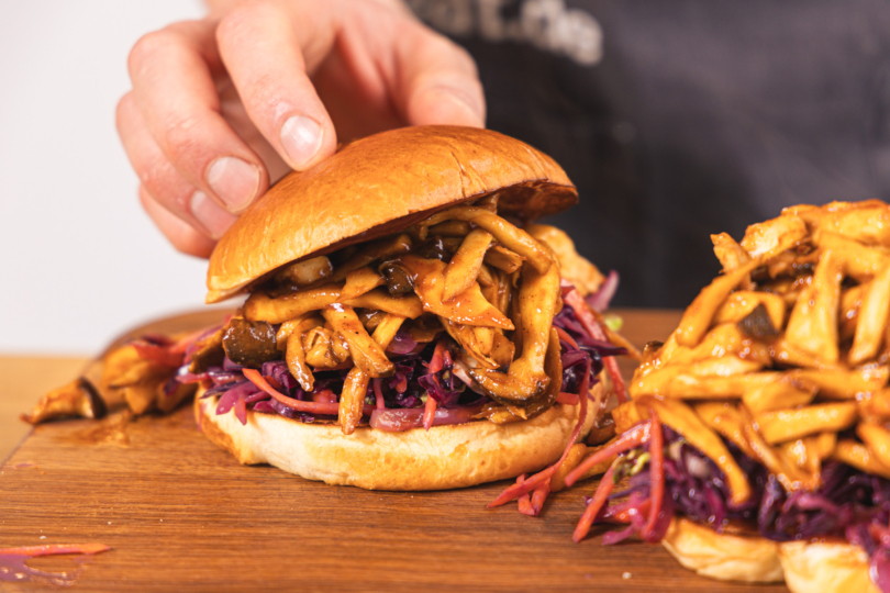 Pulled Mushroom Burger anrichten