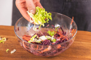 Salat dazugeben