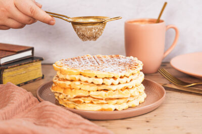 Quarkwaffeln ohne Butter mit Puderzucker bestreuen