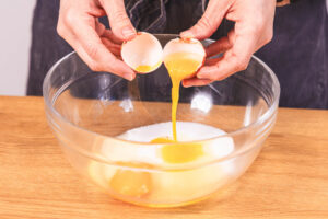 Eier zur Butter geben
