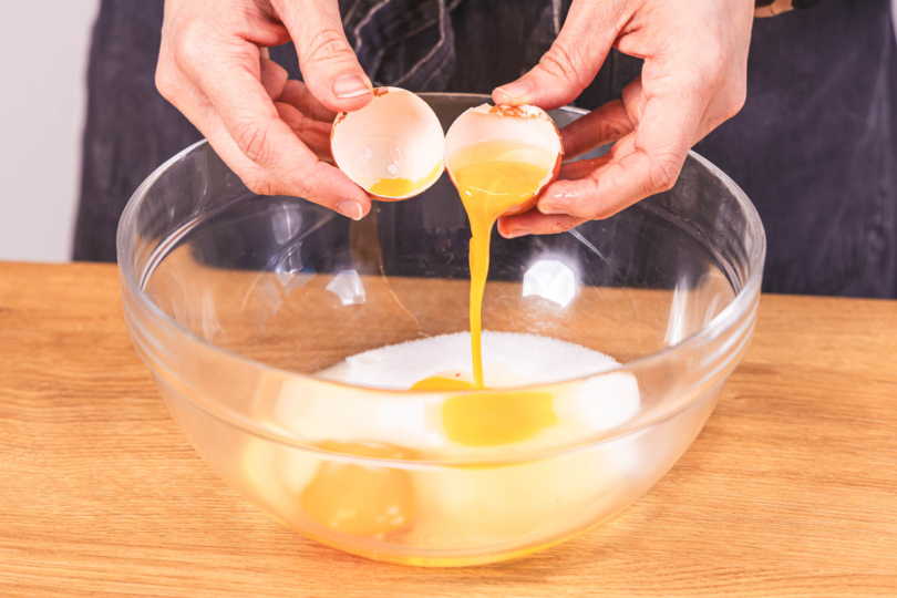 Eier zum Butter geben