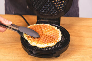 fertige Quarkwaffeln aus dem Waffeleisen nehmen