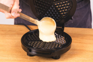 Teig ins Waffeleisen geben