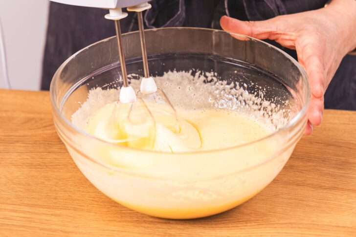 Zucker und Eier verrühren