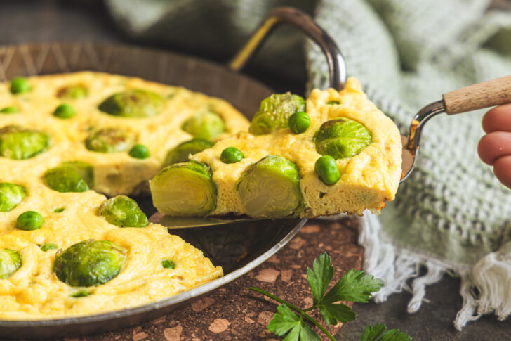 Rosenkohl Frittata servieren