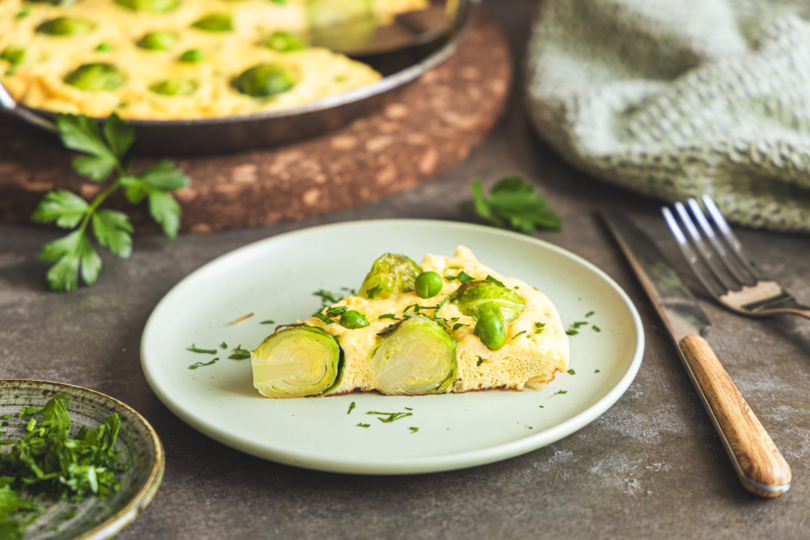 Rosenkohl Frittata mit Erbsen