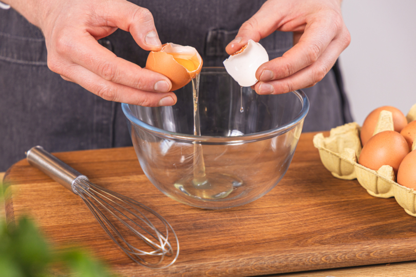Eier in eine Schüssel geben