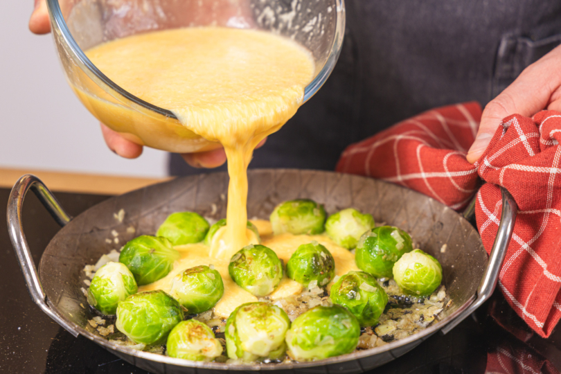 Eimasse in die Pfanne geben