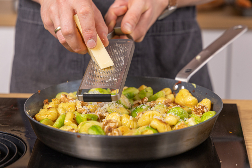 Bergkäse in die Pfanne reiben