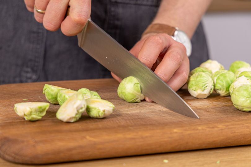 Rosenkohlröschen halbieren