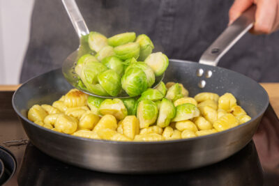 Rosenkohl zu den Gnocchi geben