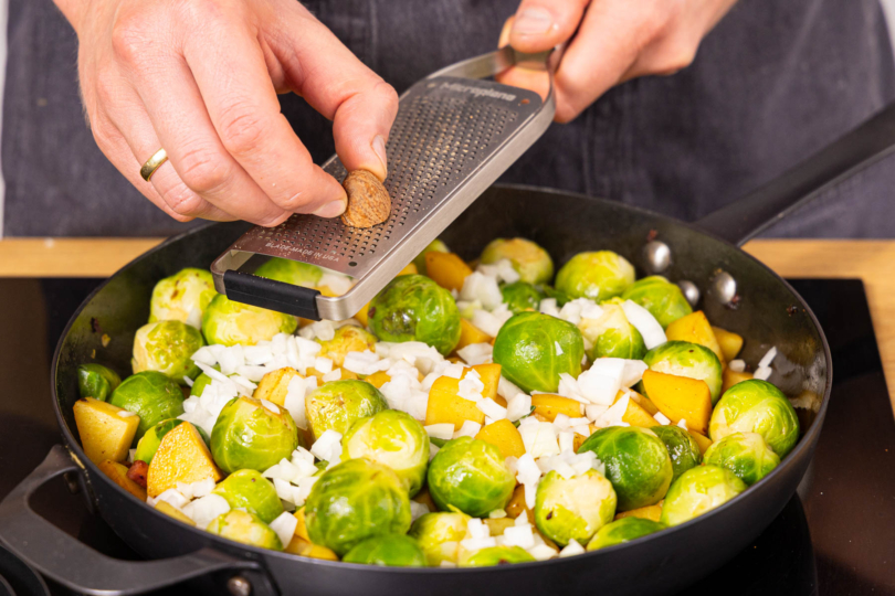 Rosenkohl Kartoffel Pfanne würzen