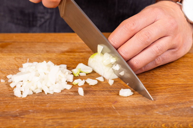 Zwiebeln schälen und fein würfeln