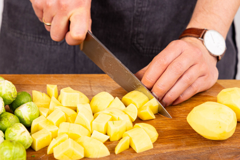 Kartoffeln schälen und in Würfel schneiden