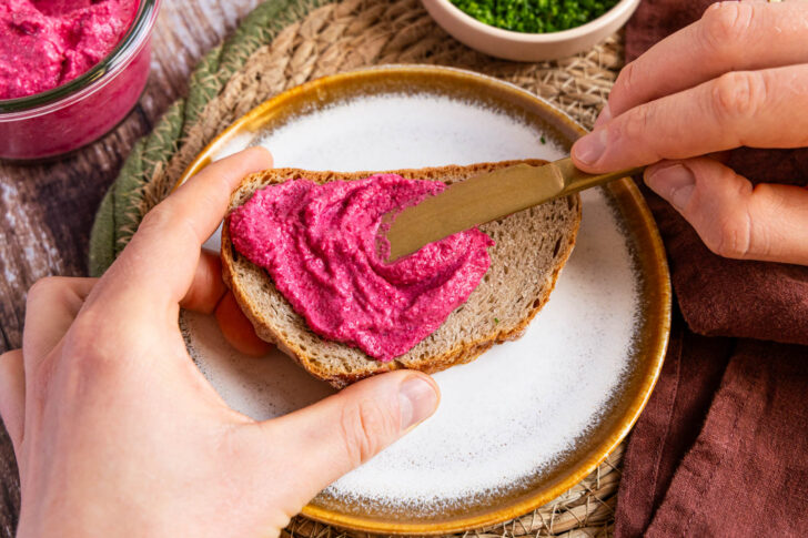 Rote Bete Frischkäse Dip als Brotaufstrich genießen