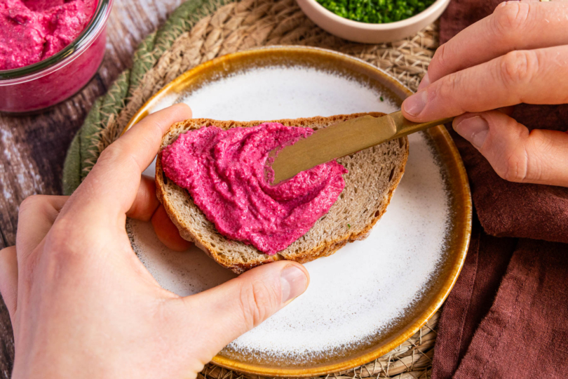 Rote Bete Frischkäse Dip als Brotaufstrich genießen