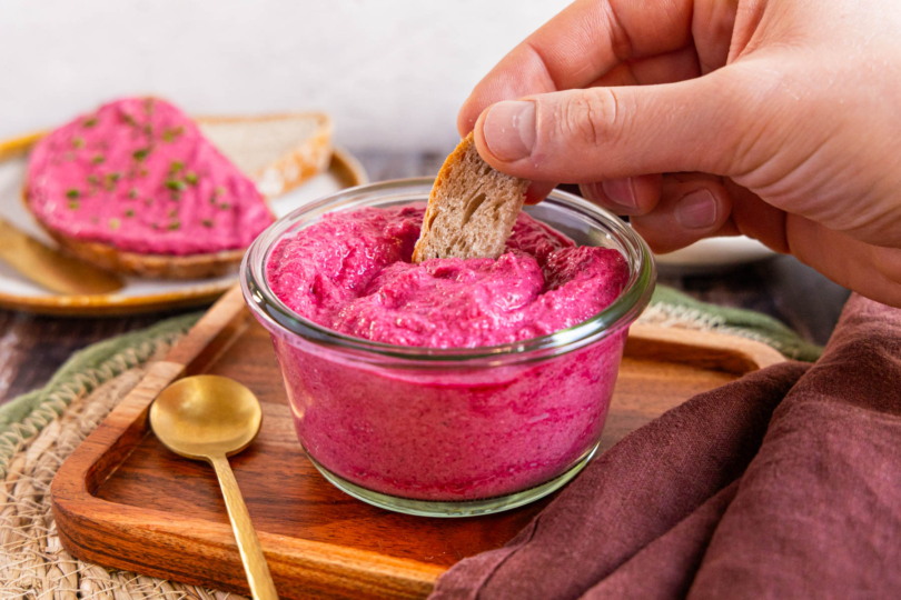 Rote Bete Frischkäse Dip mit Brot dippen