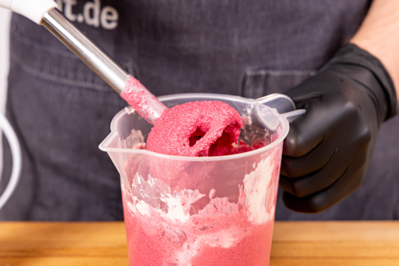 alle Zutaten im Messbecher cremig pürieren