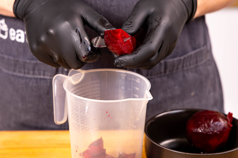 Rote Bete abtropfen lassen und in Stücke schneiden