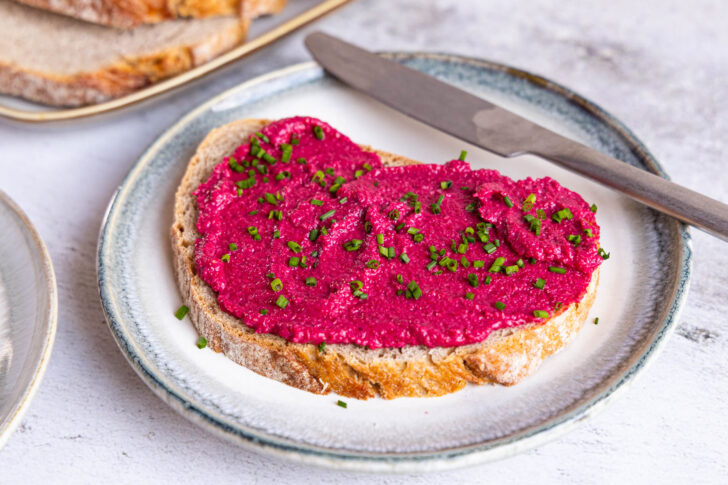 Rote Bete Meerrettich Aufstrich auf Brot genießen