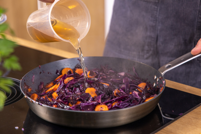 Gemüsebrühe dazugeben