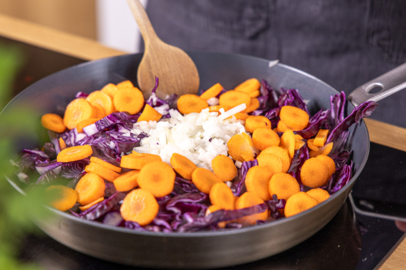 Karotten und Zwiebeln dazugeben