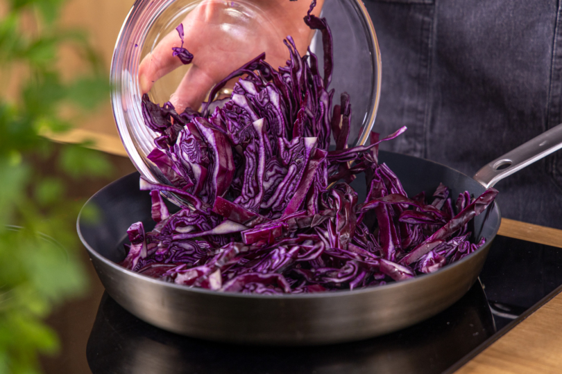 Rotkohl in die Pfanne geben