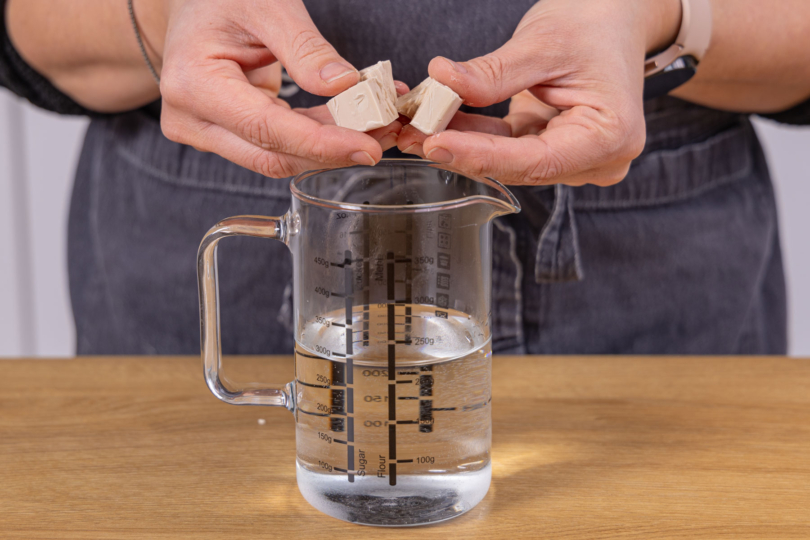 Hefe im Wasser auflösen