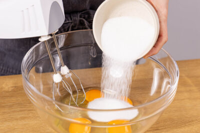 Eier und Zucker schaumig aufschlagen
