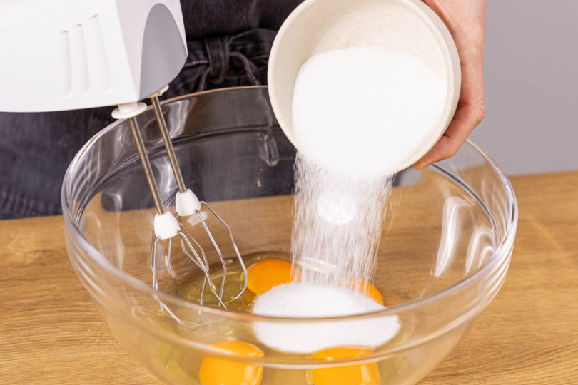 Eier und Zucker schaumig aufschlagen