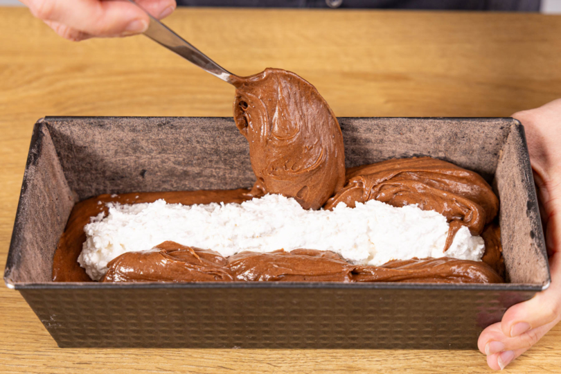 restlichen Rührteig in der Kastenform verteilen