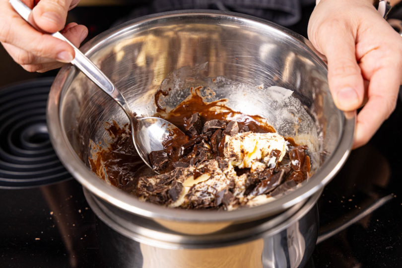 Zartbitterschokolade und Butter über Wasserbad schmelzen