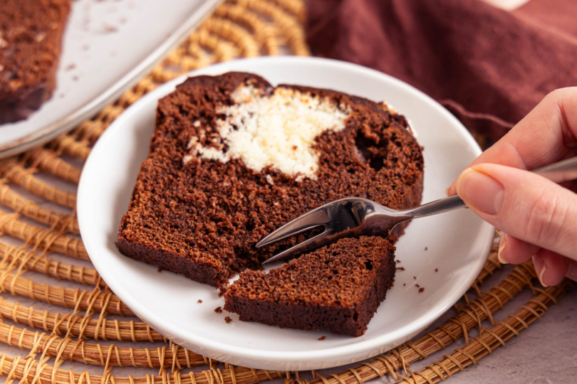 ein Stück Schoko-Kokos-Kuchen aus der Kastenform