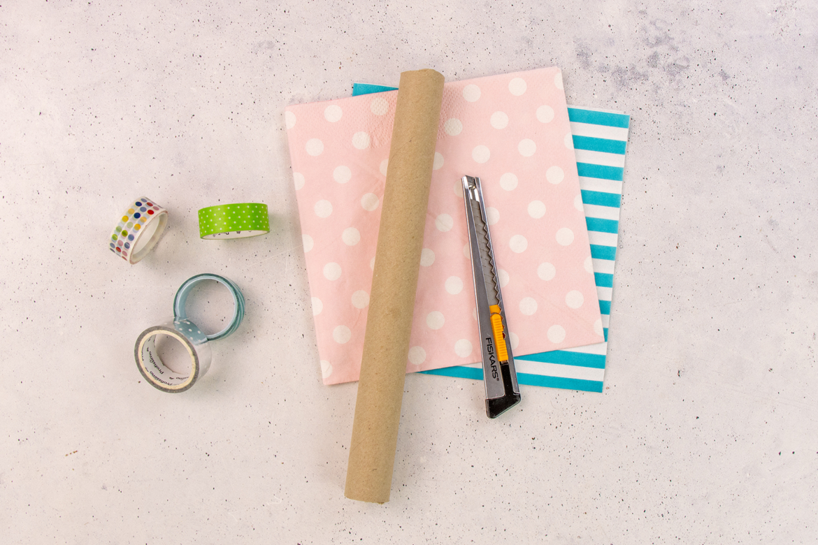 Bunte Papierservietten und Bastelmaterial