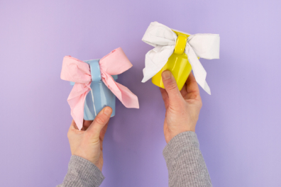 Servietten als Schleife an Tassenhenkel gebunden