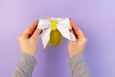 Serviette an Henkel einer Tasse binden