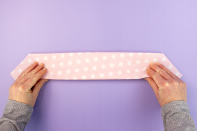 Serviettenstreifen in der Mitte falten