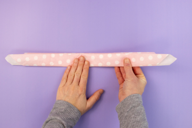 Servietten Streifen zu einer Schleifen falten