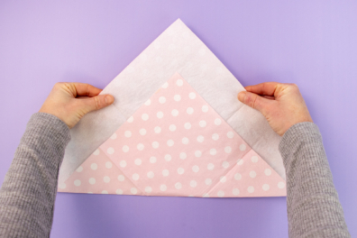 Serviettenspitze in den Händen haltend