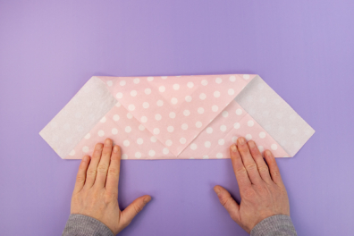 Serviettenspitzen nach unten falten