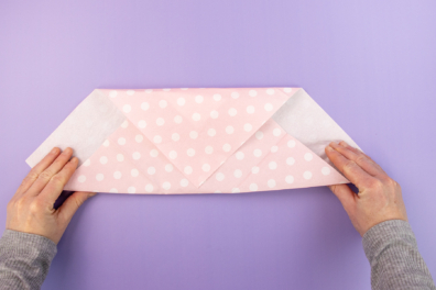 Serviettenrand nach oben falten