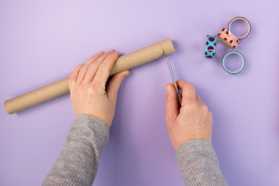 Steifen von Papprolle abschneiden