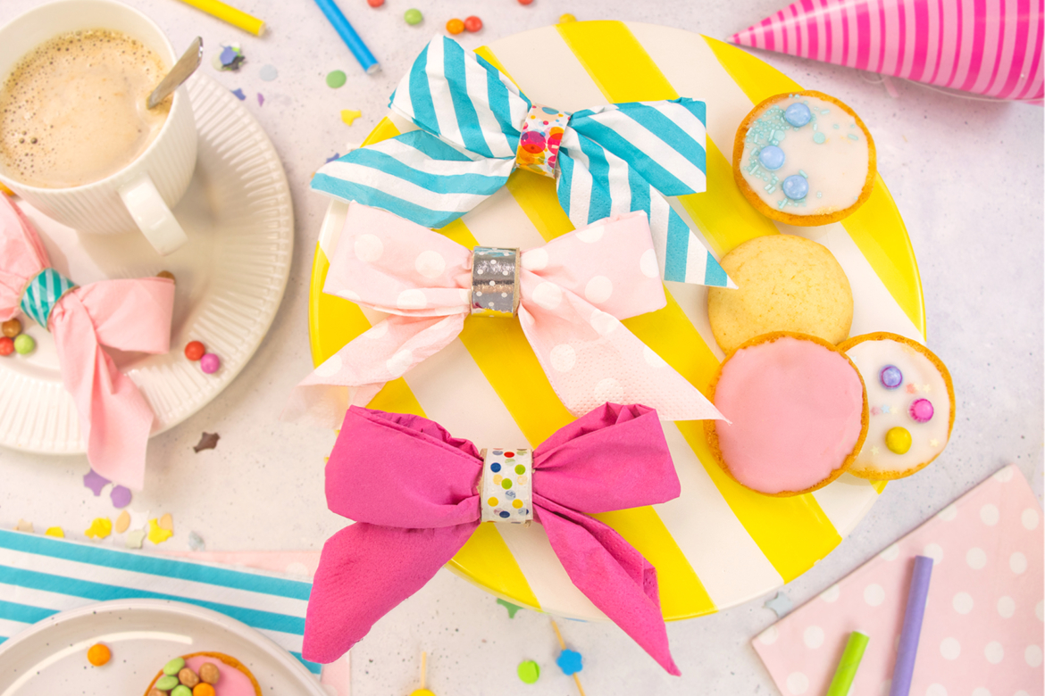 Servietten als Schleife als Tischdekoration auf Kaffeetafel