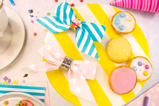 Servietten als Schleife falten - Tischdekoration für Fasching und Karneval