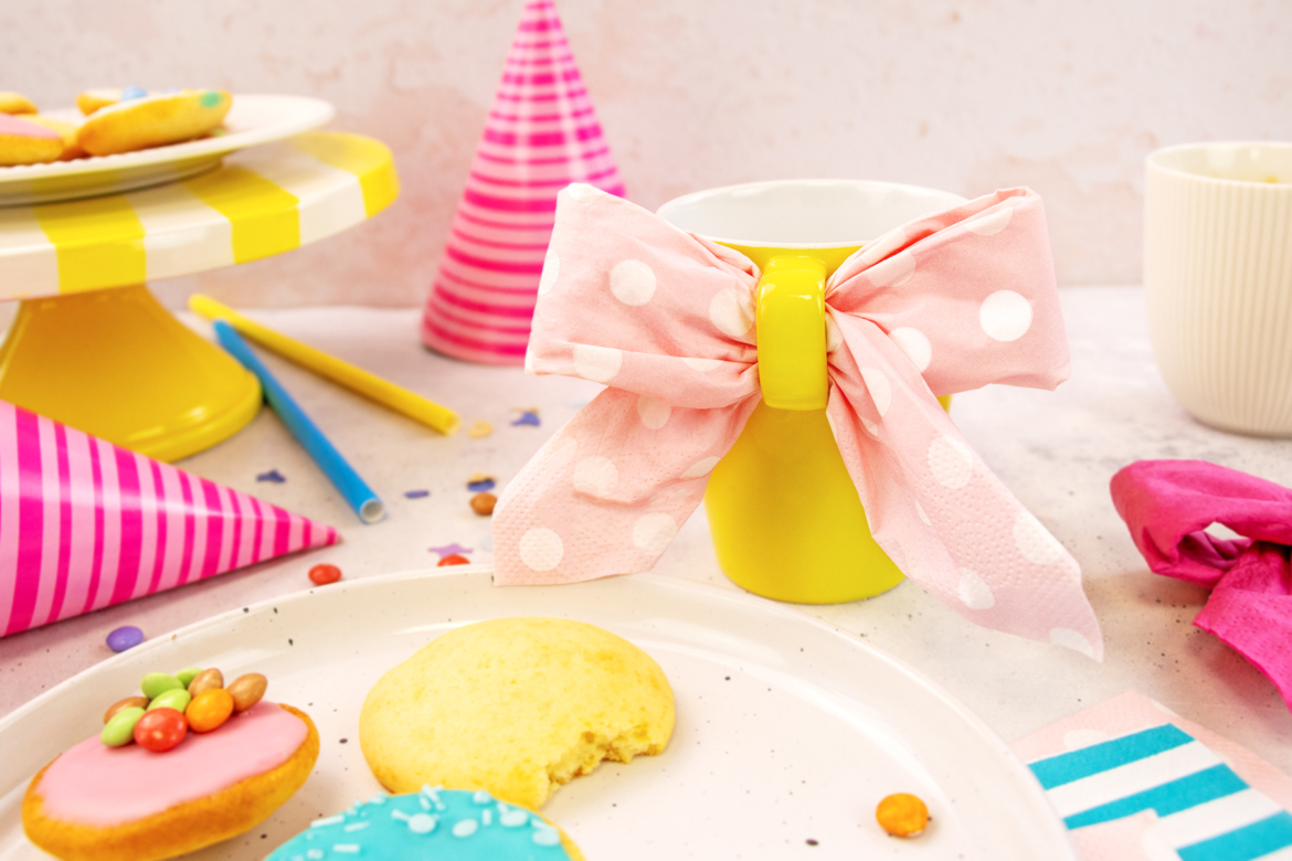 Schleife an Kaffeetassenhenkel