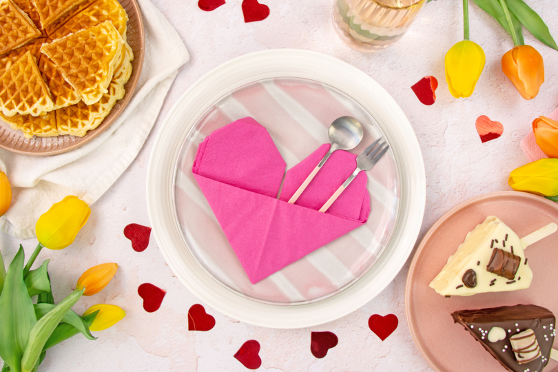 Servietten Herz als Bestecktasche falten - Romantische Tischdekoration