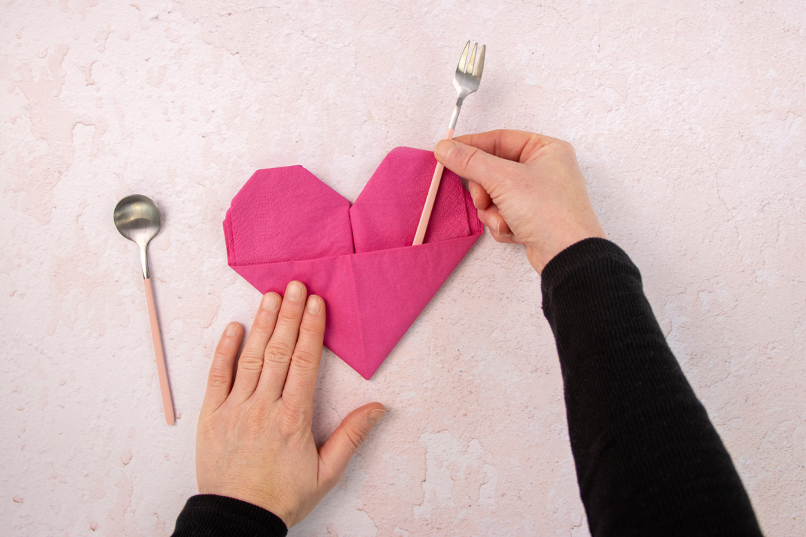 Serviette mit Besteck füllen